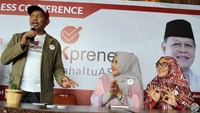 Calon Wakil Gubernur Jabar Ahmad Syaikhu, didampingi Ketua Umum ASYIKpreneur, A Baidillah Barra dan Sekretaris Umum ASYIKpreneur & Founder Graha Inspirasi, Hadi Nainggolan, memperkenalkan program Asyikpreneur di Opieun Bandung, Kamis (12/4/2018). Foto: dok. ASYIKPreneur