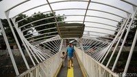 Warga melitas di jembatan penyeberangan orang Jayakarta di Manggarai, Jakarta, Kamis (12/4/2018).