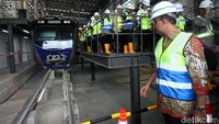 Tepat seminggu setelah tiba di Jakarta, 12 gerbong kereta MRT yang dikirim dari Jepang akhirnya mendarat seluruhnya di atas rel kereta yang ada di depo Lebak Bulus.