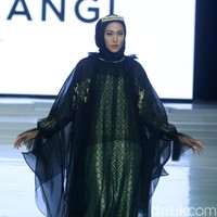 Rancangan busana muslim terbaru Dian Pelangi bertema Andewi di Indonesia Fashion Week 2018, Jakarta Convetion Center, Jakarta, Sabtu [31/3/2018]. [Foto: Mohammad Abduh/Wolipop]