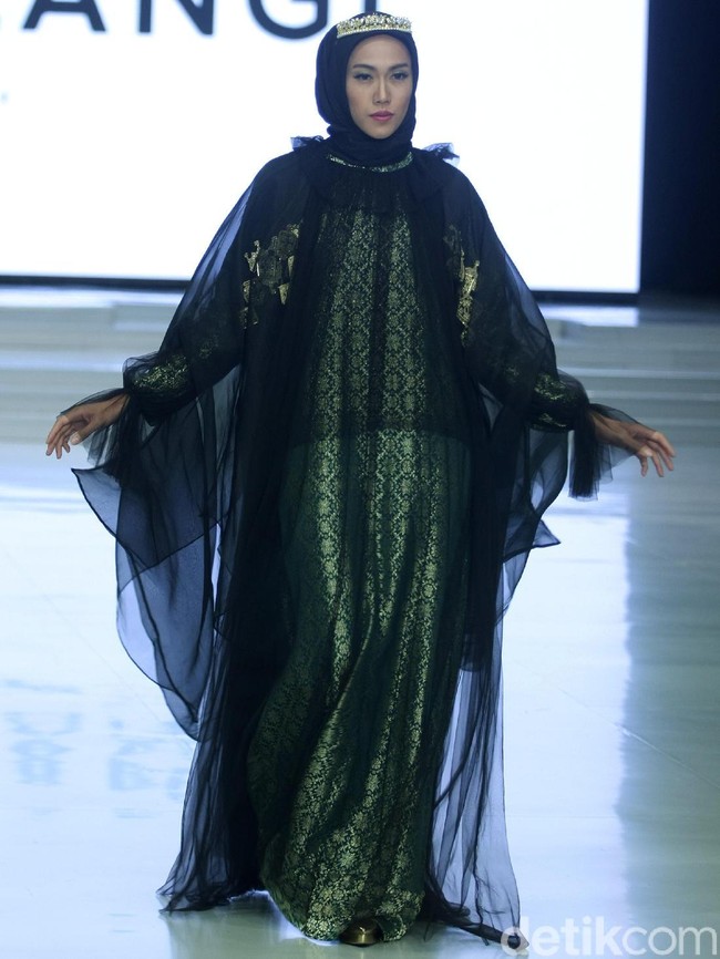 Rancangan busana muslim terbaru Dian Pelangi bertema Andewi di Indonesia Fashion Week 2018, Jakarta Convetion Center, Jakarta, Sabtu [31/3/2018]. [Foto: Mohammad Abduh/Wolipop]