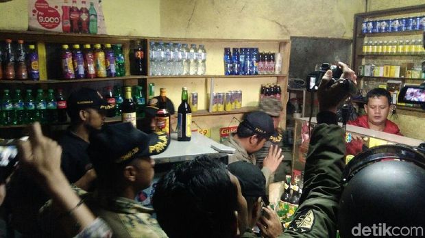Petugas Bandung Sita Dua Drum dan Tiga Jerikan Miras Oplosan
