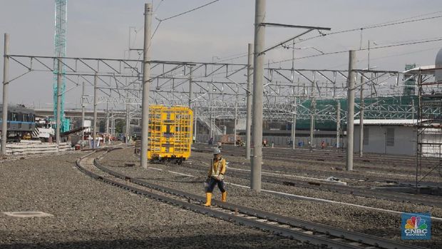 Petugas MRT memantau kereta MRT di Depo MRT Lebak Bulus, Jakarta, Kamis (12/4). Sebanyak empat unit kereta mass rapid transit (MRT) diangkut menggunakan truk dari kapal pengangkutnya di Tanjung Priok. Tiba pada pukul 23.51 malam tadi gerbong-gerbong tersebut diangkut beriringan menuju Depo Lebak Bulus. (CNBC Indonesia/Muhammad Sabki)