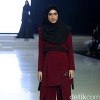 Fashion Show koleksi busana muslim terbaru Zaskia Sungkar yang mengangkat tema Gemintang di Indonesia Fashion Week 2018,Jakarta Convention Center, Jakarta, Sabtu [31/3/2018]. [Foto: Mohammad Abduh/Wolipop]
