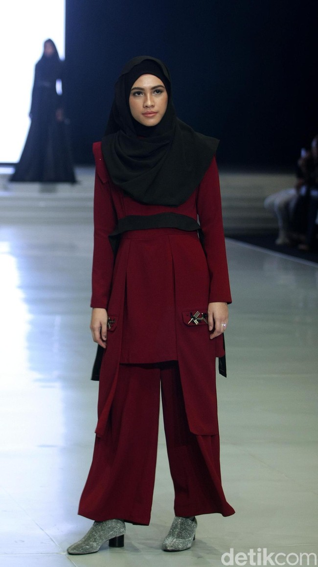 Fashion Show koleksi busana muslim terbaru Zaskia Sungkar yang mengangkat tema Gemintang di Indonesia Fashion Week 2018,Jakarta Convention Center, Jakarta, Sabtu [31/3/2018]. [Foto: Mohammad Abduh/Wolipop]