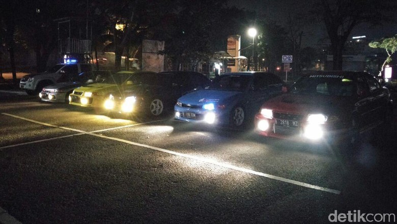 Komunitas mobil Lancer, Indonesian Lancer Community saat akan touring ke Pekanbaru. Foto: Ruly Kurniawan Komunitas mobil Lancer, Indonesian Lancer Community saat akan touring ke Pekanbaru. Foto: Ruly Kurniawan