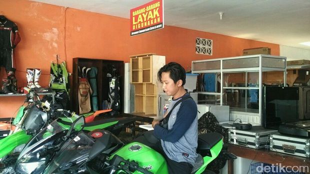 Super Market Shodaqah Islamic Center al-Muthi'in di Bantul. 