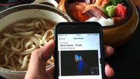 Ngunyah sambil dengerin lagu. Tapi kok unggahan foto Instagramnya Nino malah bikin salah fokus yaa. Duh, itu udon dan sashiminya terlihat sangat enak. Foto: Instagram @ninokayam