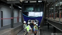 Anies tiba di lokasi pukul 08.05 WIB. Dia langsung meninjau kereta MRT.