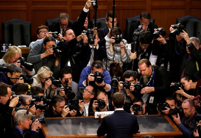 Momen Epik Zuckerberg Diserbu Fotografer