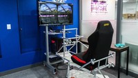 Ingin coba naik roller coaster di dalam kafe?Bisa! Karena kafe ini punya virtual reality yang bisa membuat pengunjung merasakan sensai menaiki sebuah roller coaster. Keren! Foto: seoulspace.com