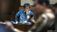 Anang Sugiana mendengarkan kesaksian Andi Narogong.