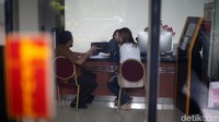 Keluarga Budi Mulya diterima seketariatan KPK.