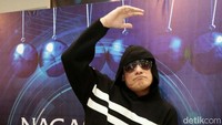 Gayanya persis rapper mancanegara ya. Foto: Ismail/detikHOT
