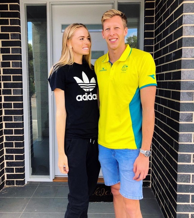 Atlet voli Phoebe Bell berpacaran dengan perenang Olimpiade Travis Mahoney. Foto: Instagram