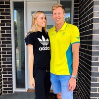Atlet voli Phoebe Bell berpacaran dengan perenang Olimpiade Travis Mahoney. Foto: Instagram