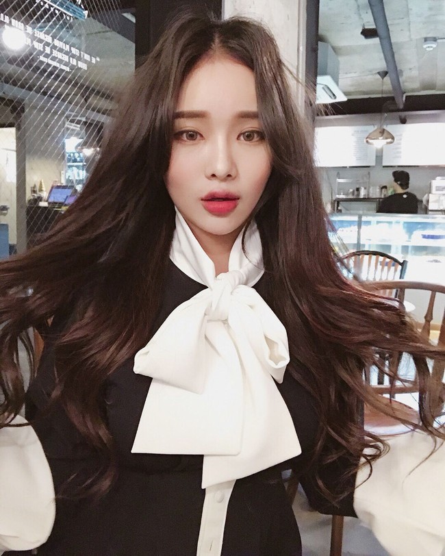 Penampilan Ji Sung dengan makeup natural flawless yang semakin mempertegas kecantikannya. Foto: Instagram @jeee622