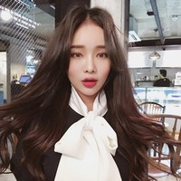 Penampilan Ji Sung dengan makeup natural flawless yang semakin mempertegas kecantikannya. Foto: Instagram @jeee622