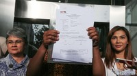 Saya ke sini menyampaikan surat untuk dilaksanakan putusan itu. Saya lampirkan putusan praperadilan, ujar Boyamin kepada wartawan di gedung KPK, Jl Kuningan Persada, Jakarta Selatan, Kamis (12/4/2018).