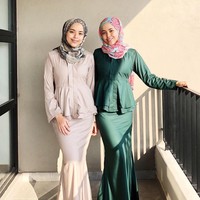 Memakai baju kurung berpotongan peplum khas Melayu, membuat mereka tampil anggun dan tampak dewasa. Foto: Instagram