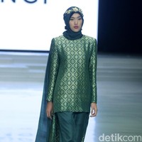 Rancangan busana muslim terbaru Dian Pelangi bertema Andewi di Indonesia Fashion Week 2018, Jakarta Convetion Center, Jakarta, Sabtu [31/3/2018]. [Foto: Mohammad Abduh/Wolipop]