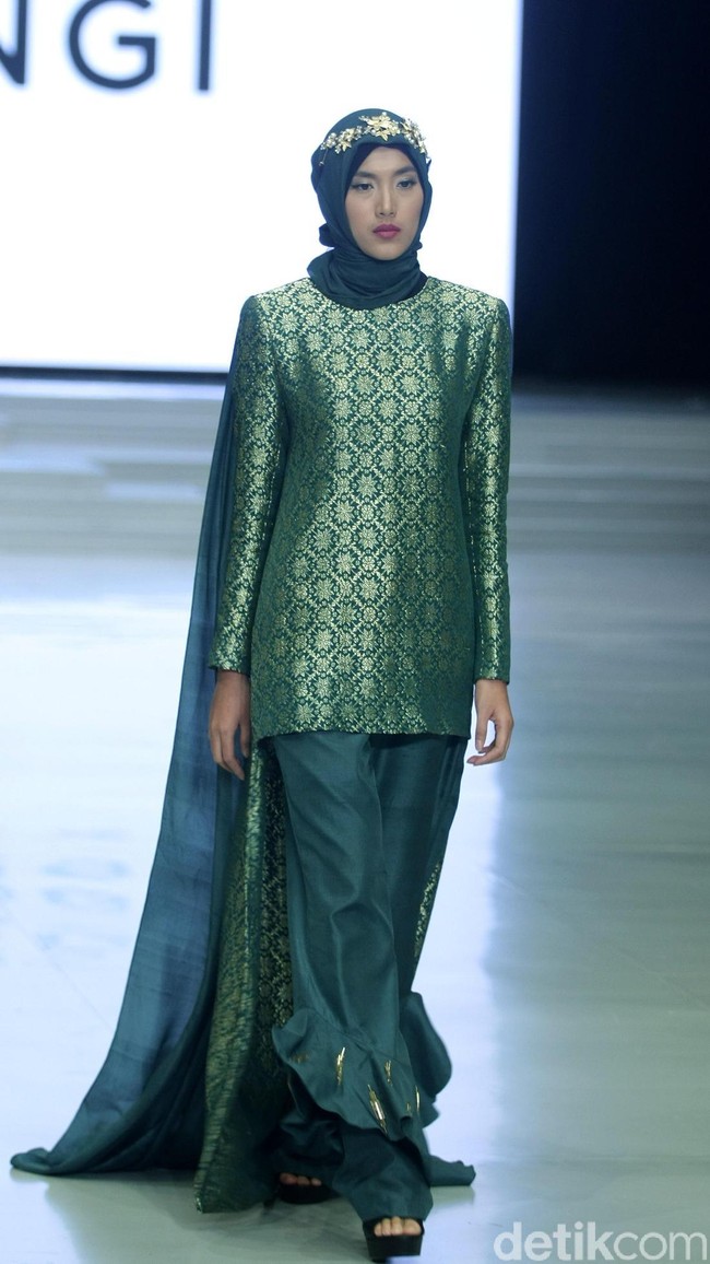 Rancangan busana muslim terbaru Dian Pelangi bertema Andewi di Indonesia Fashion Week 2018, Jakarta Convetion Center, Jakarta, Sabtu [31/3/2018]. [Foto: Mohammad Abduh/Wolipop]