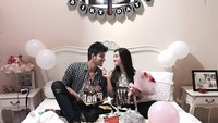 Tidak hanya ganteng dan keren, Ammar ternyata juga romantis. Terbukti ketika ia memberikan kejutan manis ketika Ranty berulang tahun lengkap dengan kue cokelat dan lilin angka 18. Foto: Instagram @ammarzoni