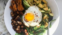 Diet Zehra juga bisa dibilang sehat. Ia banyak mengonsumsi sayur dan buah sebagai sumber vitamin dan serat. Tidak lupa telur serta jamur untuk protein. Foto: Instagram/zallibhai