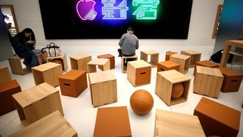 Namun yag menarik logo Apple Shinjuku. Bernuansa neon khas Jepang. Foto: Reuters