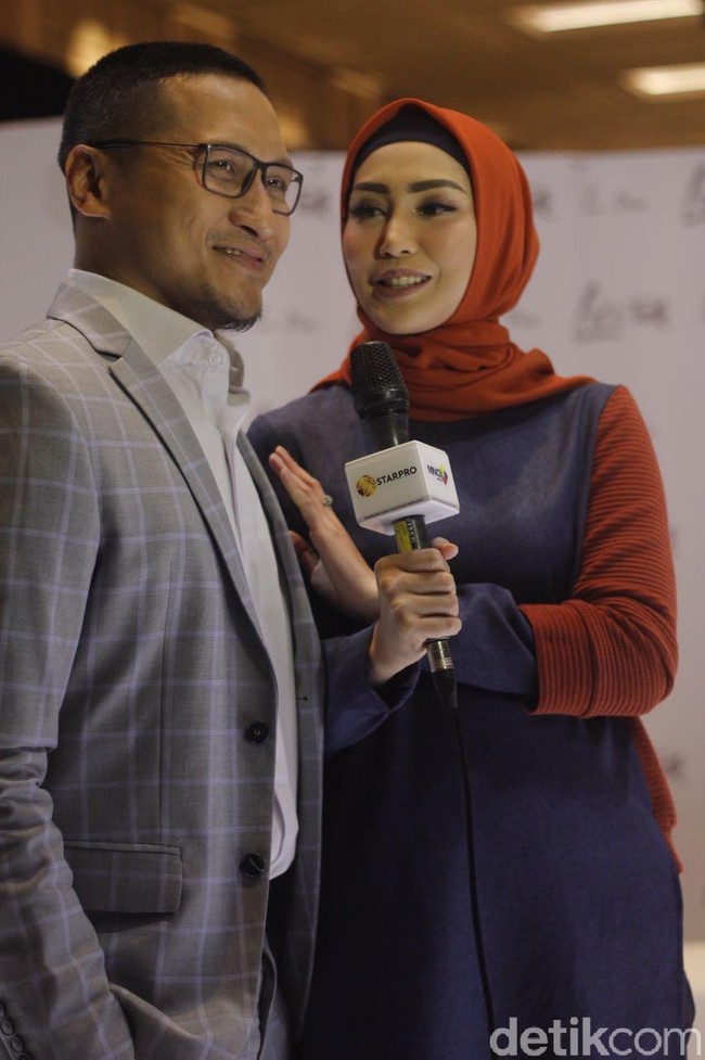 Di acara itu, Fenita Arie didampingi suaminya Arie Untung. Fenita mengaku perjalanan hijrahnya ini sangat didukung sang suami. Foto: Silmia Putri/Wolipop