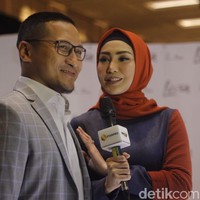 Di acara itu, Fenita Arie didampingi suaminya Arie Untung. Fenita mengaku perjalanan hijrahnya ini sangat didukung sang suami. Foto: Silmia Putri/Wolipop