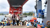 Jokowi juga menggandeng tangan Iriana saat menuruni kapal (Foto: Laily Rachev/Biro Pers Setpres)