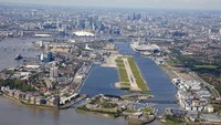 Berikutnya Bandara London City, London, Inggris. Traveler dapat melihat lanskap kota juga Sungai Thames yang membelah kota (CNN Travel)