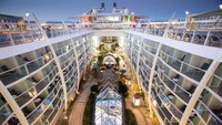 Ada 18 dek di kapal The Symphony of the Seas. Ada 24 lift dan tentu kapal The Symphony of the Seas memiliki ruang teater untuk pertunjukan bernama Royal Theatre (CNN Travel)