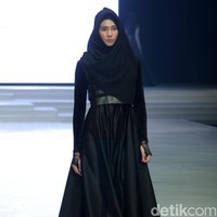 Fashion Show koleksi busana muslim terbaru Zaskia Sungkar yang mengangkat tema Gemintang di Indonesia Fashion Week 2018,Jakarta Convention Center, Jakarta, Sabtu [31/3/2018]. [Foto: Mohammad Abduh/Wolipop]