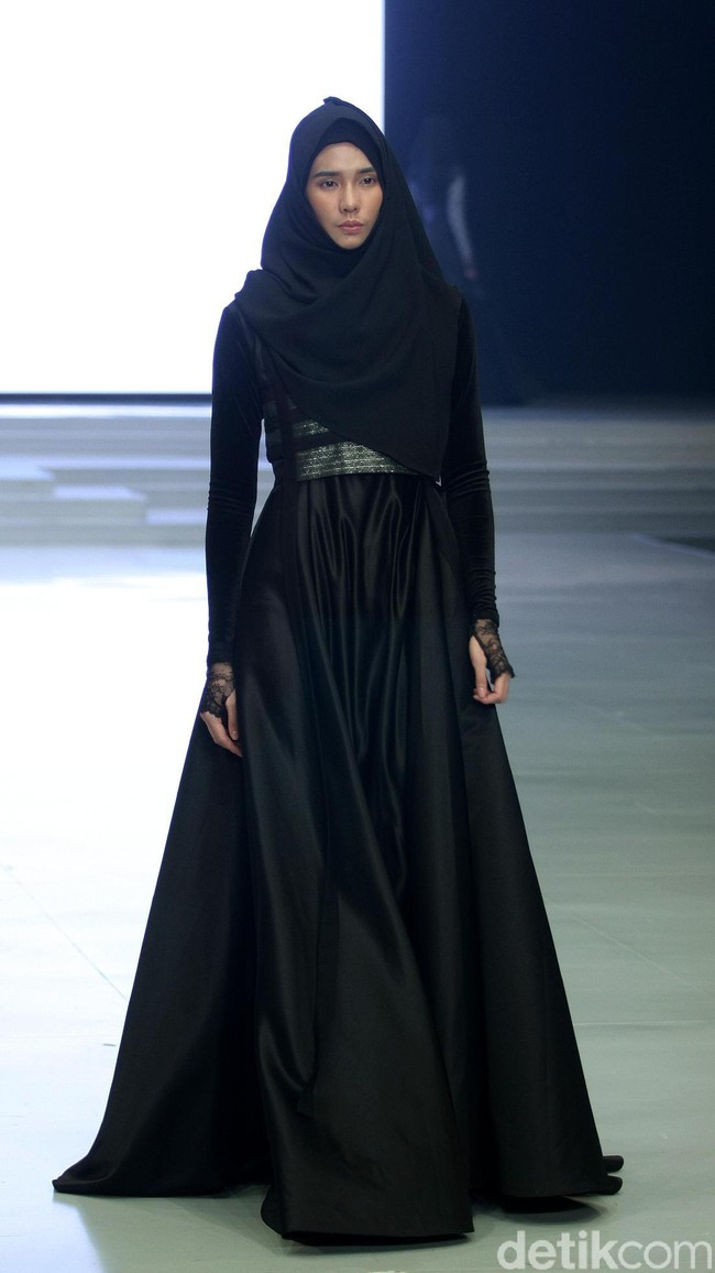 Fashion Show koleksi busana muslim terbaru Zaskia Sungkar yang mengangkat tema Gemintang di Indonesia Fashion Week 2018,Jakarta Convention Center, Jakarta, Sabtu [31/3/2018]. [Foto: Mohammad Abduh/Wolipop]
