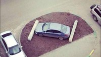 Parkir sembarangan di tengah jalan? Ini akibatnya. Foto: Turbo ROTFL
