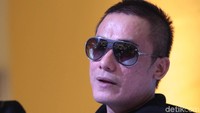 Firman eks Idol tampak menghadiri peluncuran single terbaru duo Black Champagne. Foto: Ismail/detikHOT