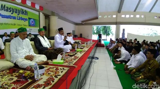 Bertemu Alumni Lirboyo, Gus Ipul Bernostalgia Santap Nasi Tawur