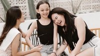 Belum lama ini Sarita mengajak ketiga putrinya berlibur ke Bali. (Dok. Instagram/shabinamecca)