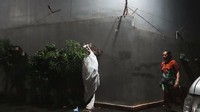 Aksi YouTuber Erlanggs Cs melakukan prank pocong yang bikin seorang ibu marah-marah viral di media sosial. Lokasinya ternyata di wilayah Pondok Labu, Jakarta Selatan. (istimewa)