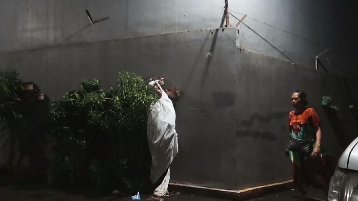 Foto: Prank pocong ABG kagetkan ibu-ibu (istimewa) Foto: Prank pocong ABG kagetkan ibu-ibu (istimewa)
