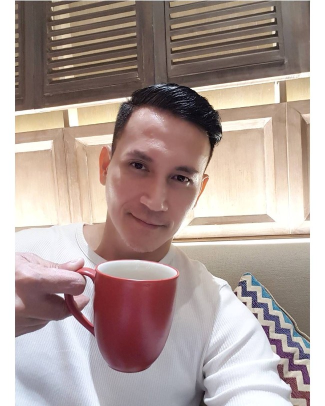 Siapa yang tak kenal dengan salah satu aktor pemeran sinetron lawas Bidadari? Seolah tak menua bak vampire, paras Marcelino Lefrandt masih terlihat sama dan awet muda. Tak hanya itu saja, tubuhnya pun masih terlihat sangat bugar di usianya yang sudah mencapai 48 tahun. Foto: Instagram @marcelinolefrandt