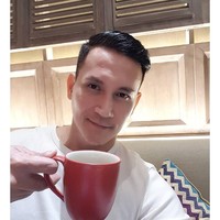 Siapa yang tak kenal dengan salah satu aktor pemeran sinetron lawas Bidadari? Seolah tak menua bak vampire, paras Marcelino Lefrandt masih terlihat sama dan awet muda. Tak hanya itu saja, tubuhnya pun masih terlihat sangat bugar di usianya yang sudah mencapai 48 tahun. Foto: Instagram @marcelinolefrandt