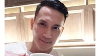 Liburan di Bali, Marcelino asyik ngumpul bareng teman-temannya sambil makan malam nih. Seru banget makannya di pinggir pantai. Foto: Instagram @marcelinolefrandt