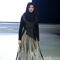 Fashion Show koleksi busana muslim terbaru Zaskia Sungkar yang mengangkat tema Gemintang di Indonesia Fashion Week 2018,Jakarta Convention Center, Jakarta, Sabtu [31/3/2018]. [Foto: Mohammad Abduh/Wolipop]