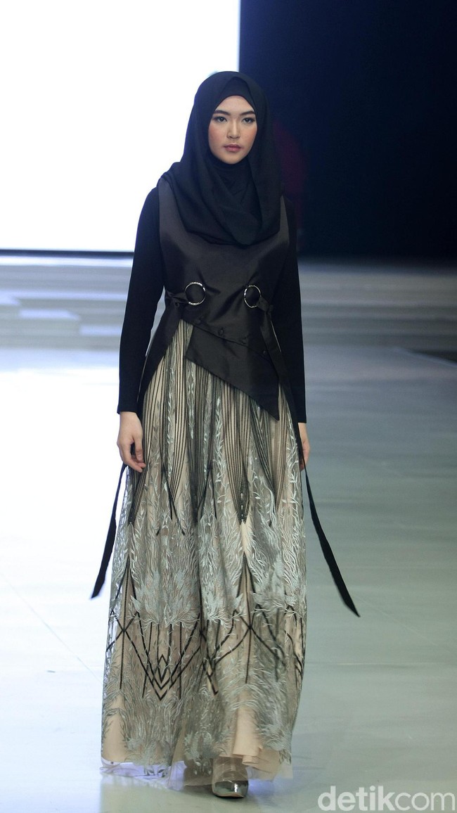 Fashion Show koleksi busana muslim terbaru Zaskia Sungkar yang mengangkat tema Gemintang di Indonesia Fashion Week 2018,Jakarta Convention Center, Jakarta, Sabtu [31/3/2018]. [Foto: Mohammad Abduh/Wolipop]