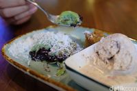 Unjuk Rasa, pencuci mulut andalan Daun Muda. 