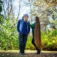 Rambut panjang warna kecokelatan yang bergelombang ini sangat mirip dengan karakter putri Disney, Rapunzel. Ia pun dijuluki Rapunzel di dunia nyata. Foto: Instagram/@dashik_gubanova