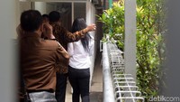 Petugas pun langsung mengawalnya untuk persiapan sidang. Pool/Noel/detikFoto.